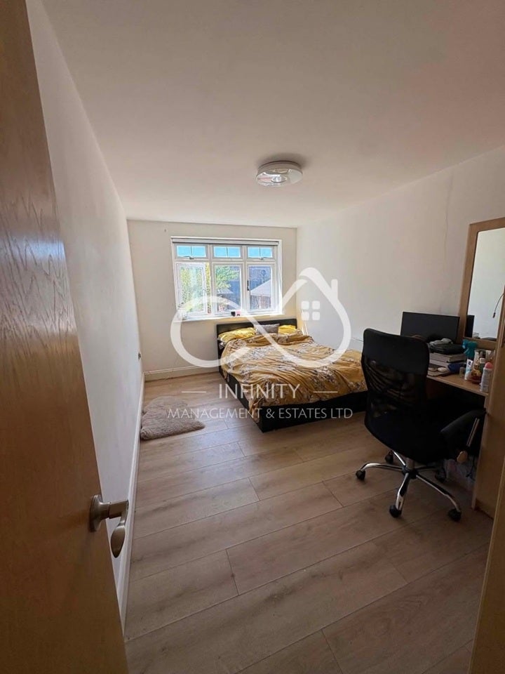 Flat Long Lane in Greater London