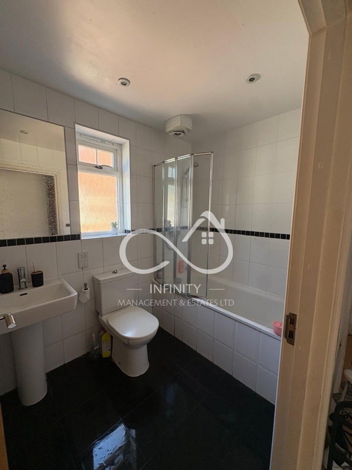 Flat Long Lane in Greater London