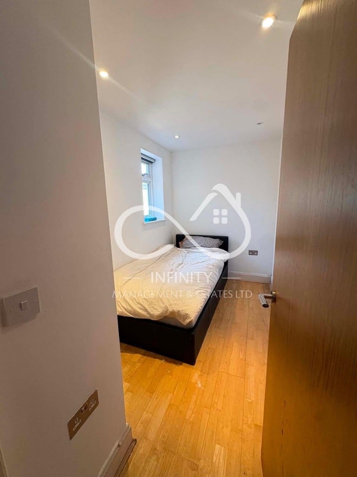 Flat Long Lane in Greater London