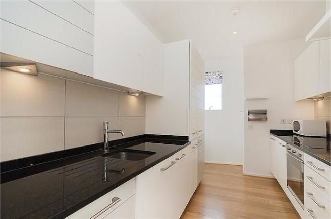 Flat Blackwall Way in Greater London