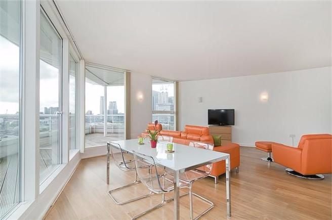 Flat Blackwall Way in Greater London