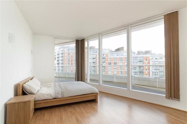 Flat Blackwall Way in Greater London