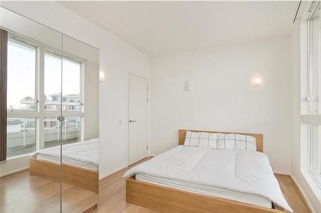 Flat Blackwall Way in Greater London