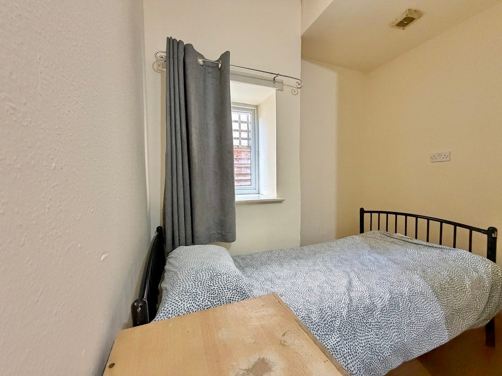 Room Cranhurst Road in Greater London
