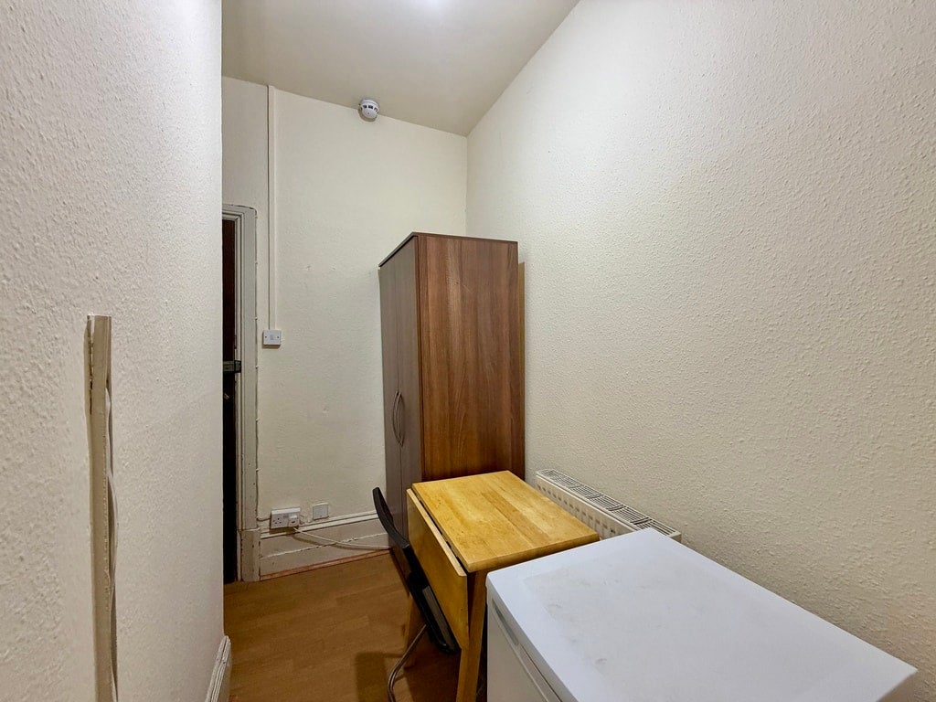 Room Cranhurst Road in Greater London