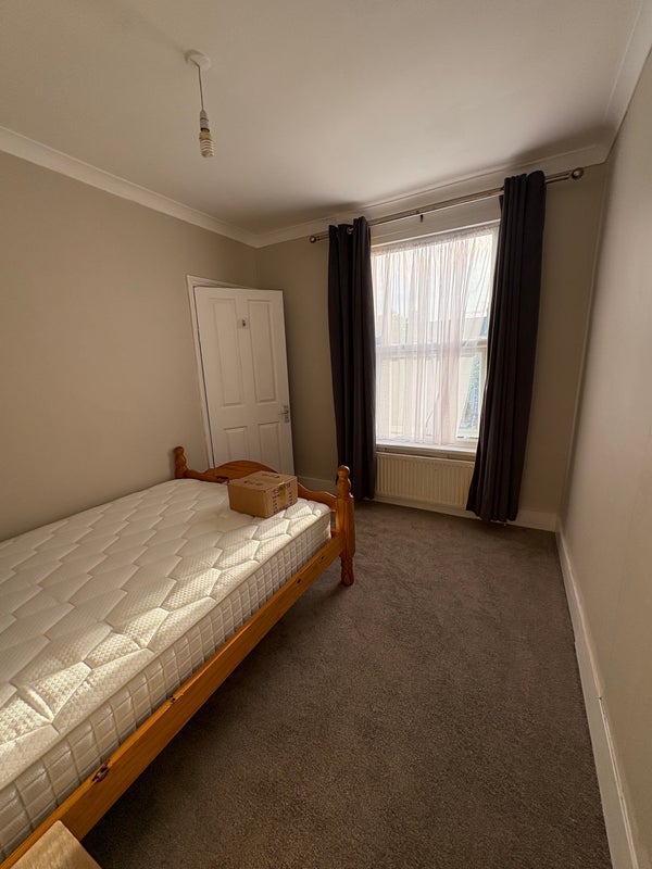 Room Haselbury Road in Greater London