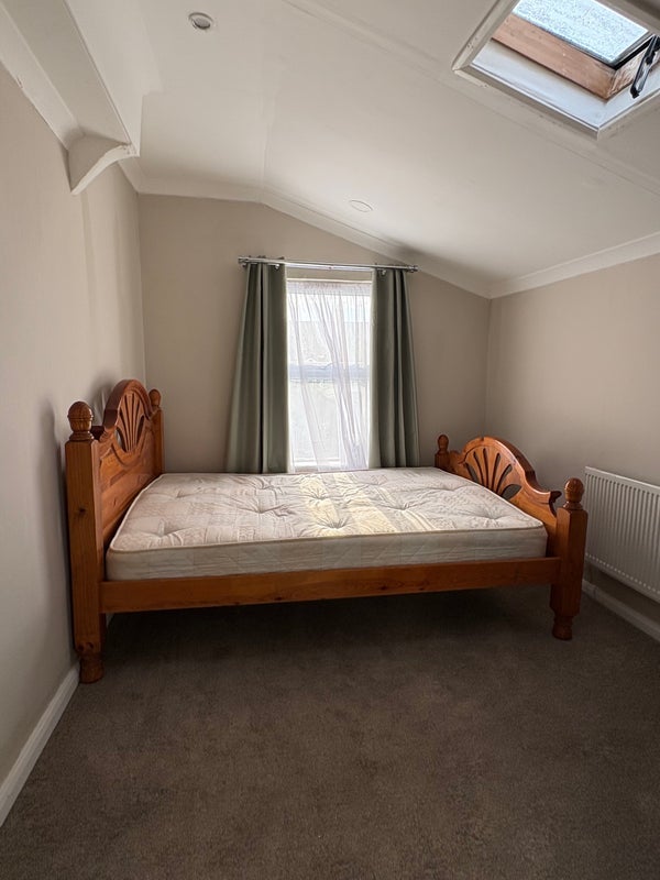 Room Haselbury Road in Greater London