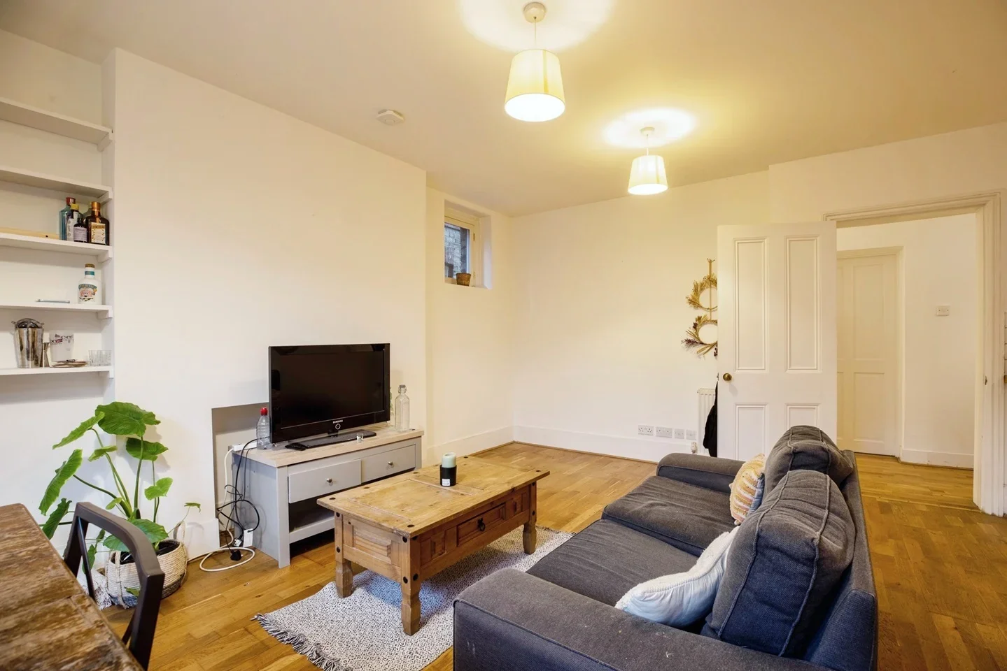 Flat Knatchbull Road in Greater London