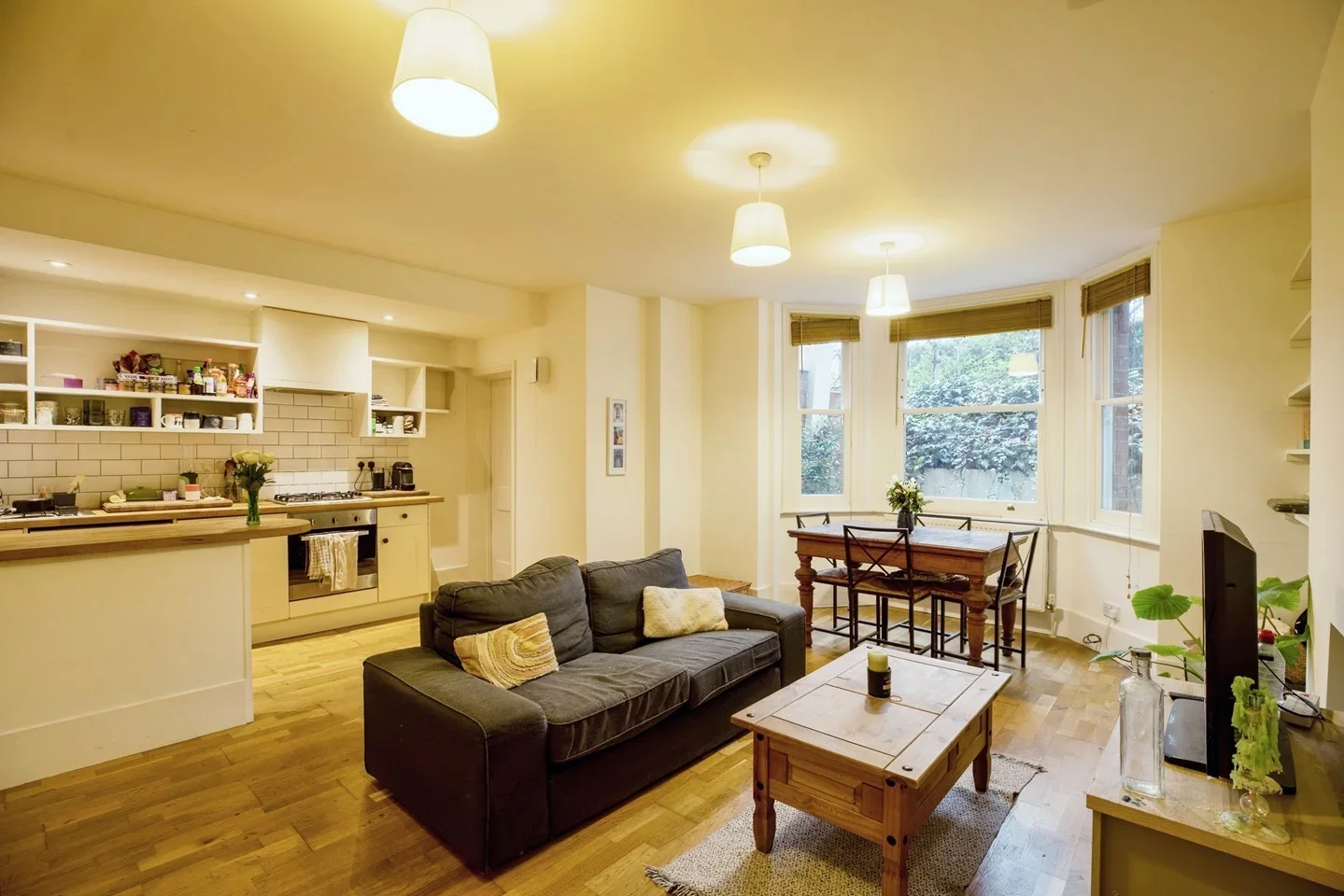 Flat Knatchbull Road in Greater London