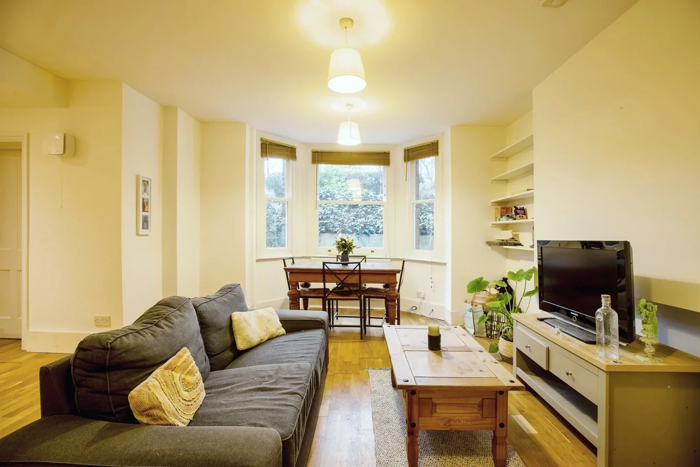Flat Knatchbull Road in Greater London