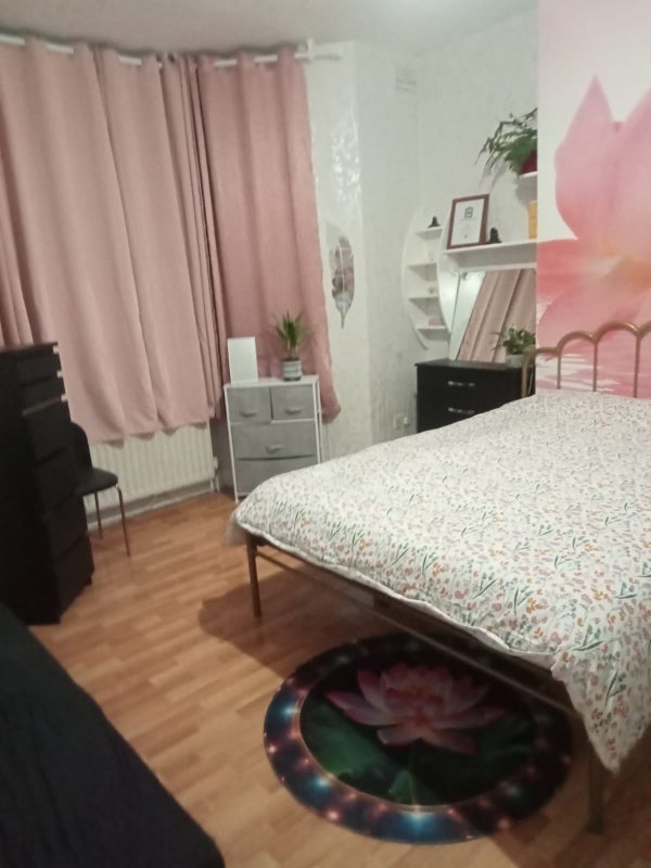 Room Edgeley Road in Greater London