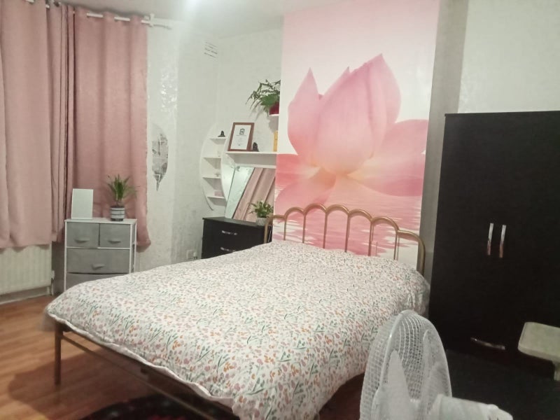 Room Edgeley Road in Greater London