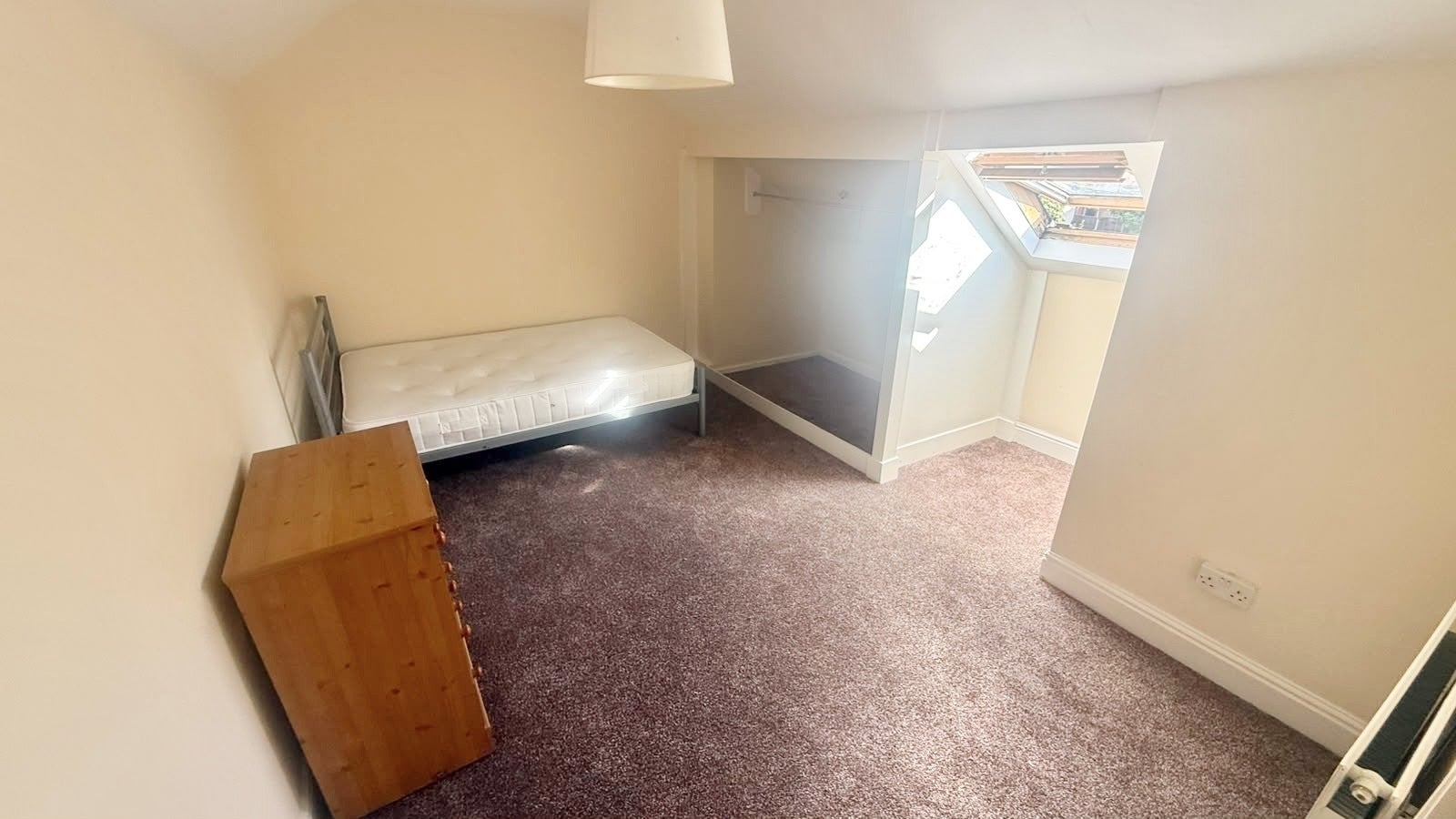 Room Owen Road in Wolverhampton