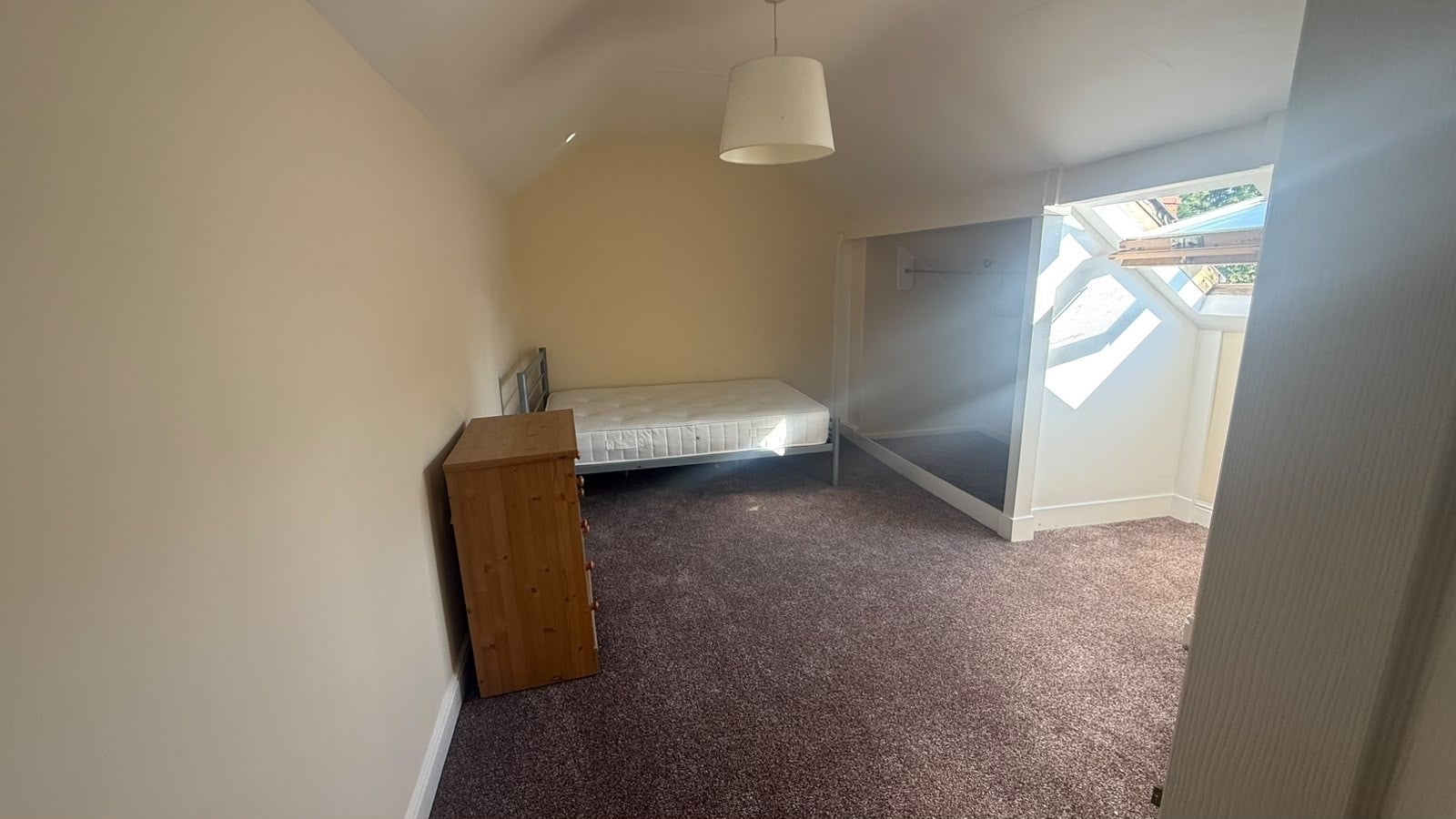 Room Owen Road in Wolverhampton