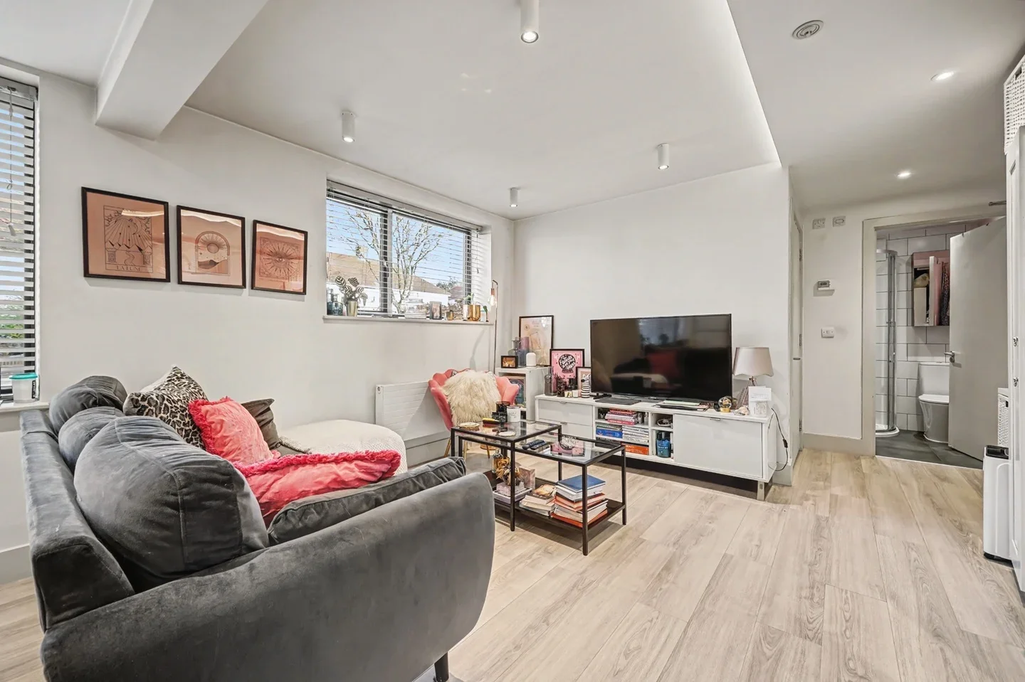 Flat Lingfield Crescent in Greater London
