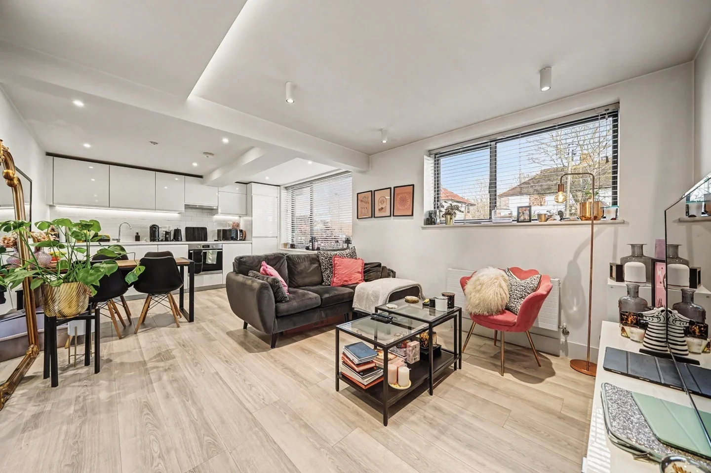 Flat Lingfield Crescent in Greater London