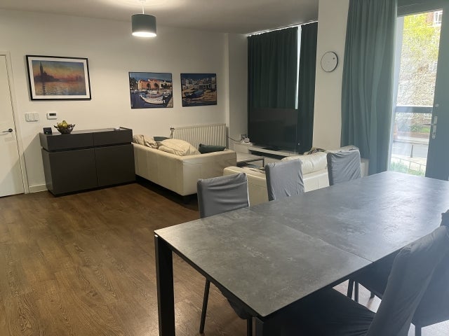 Room Bloemfontein Road in Greater London