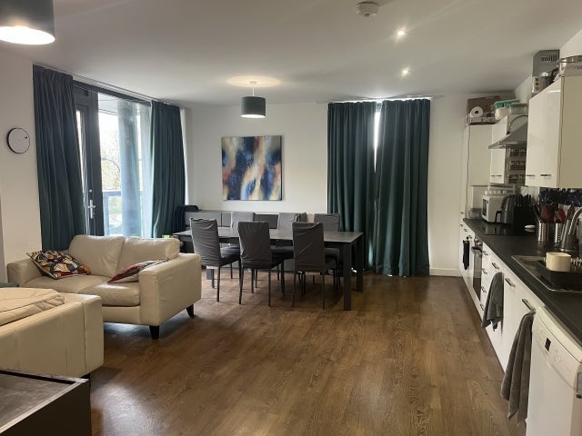 Room Bloemfontein Road in Greater London