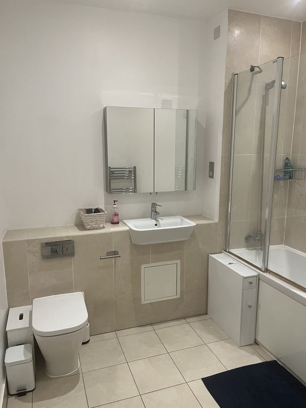 Room Bloemfontein Road in Greater London