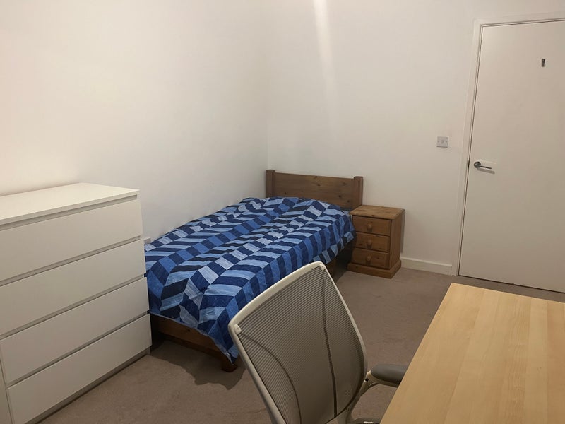 Room Bloemfontein Road in Greater London