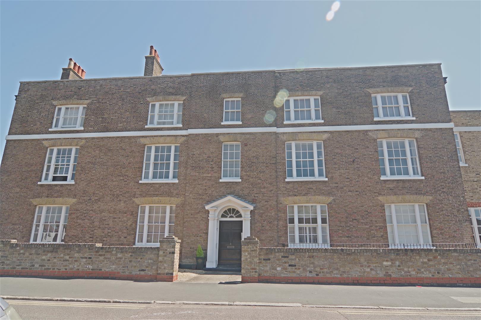 Flat Burford Gardens in Hoddesdon