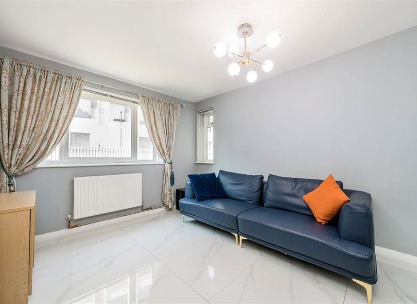 Flat Hyde Road in Greater London