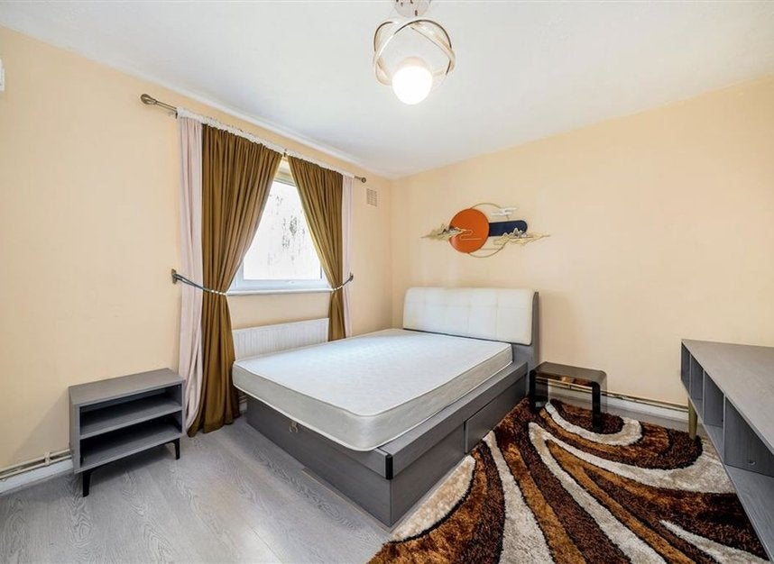 Flat Hyde Road in Greater London
