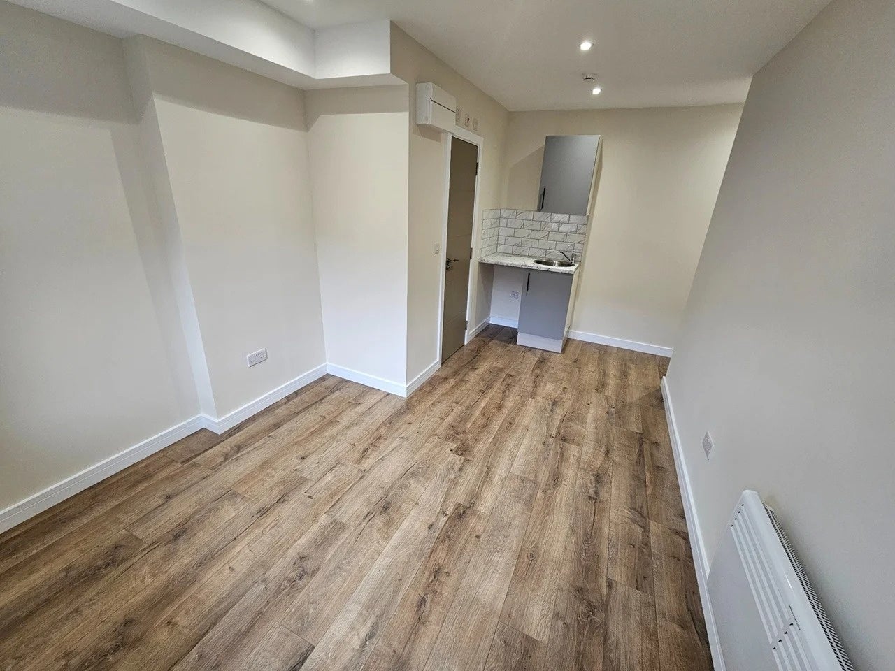 Flat Orchard Road in Borough of Spelthorne