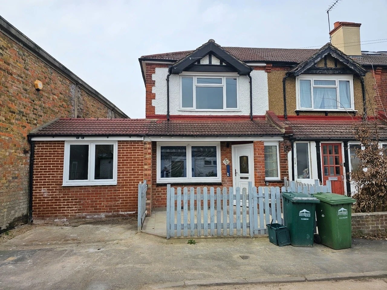 Flat Orchard Road in Borough of Spelthorne