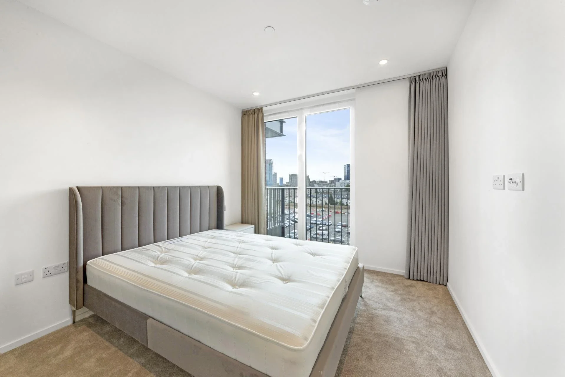 Flat Hawser Lane in Greater London