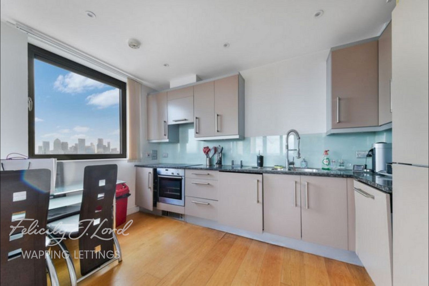 Flat Spencer Way in Greater London