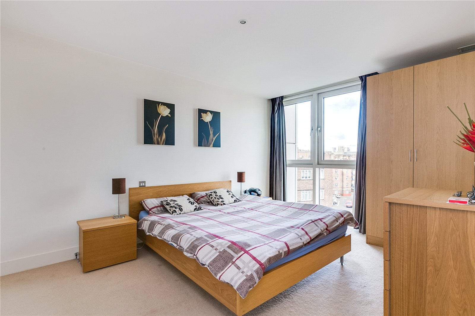Flat Long Lane in Greater London