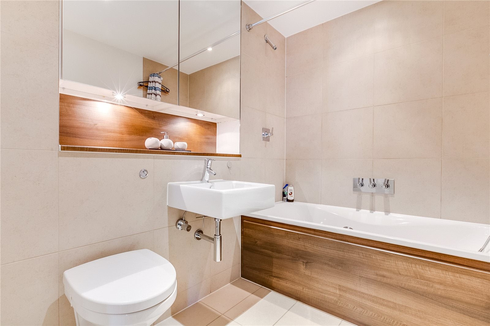 Flat Long Lane in Greater London