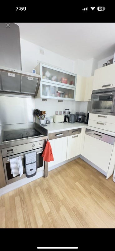 Room Wapping High Street in Greater London
