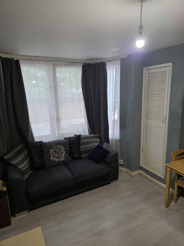 Room Bushey Hill Road in Greater London