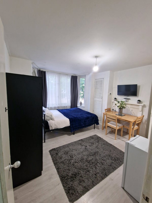 Room Bushey Hill Road in Greater London