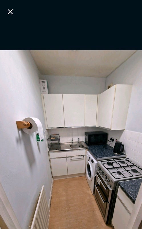 Room Bushey Hill Road in Greater London