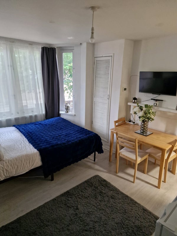 Room Bushey Hill Road in Greater London