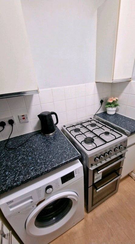 Room Bushey Hill Road in Greater London