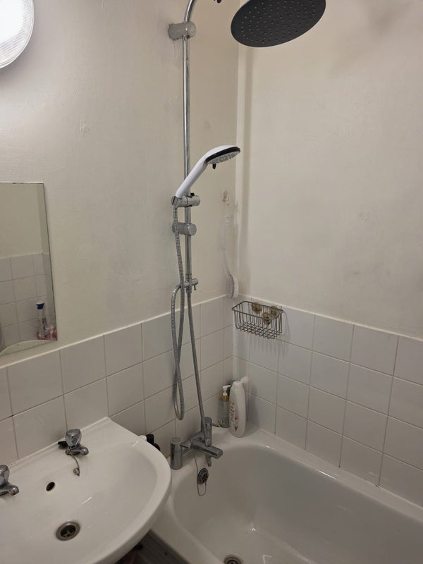 Room Bushey Hill Road in Greater London