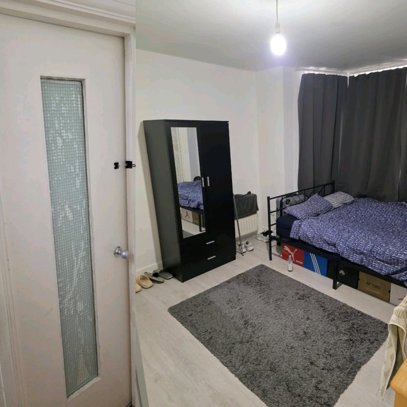 Room Bushey Hill Road in Greater London