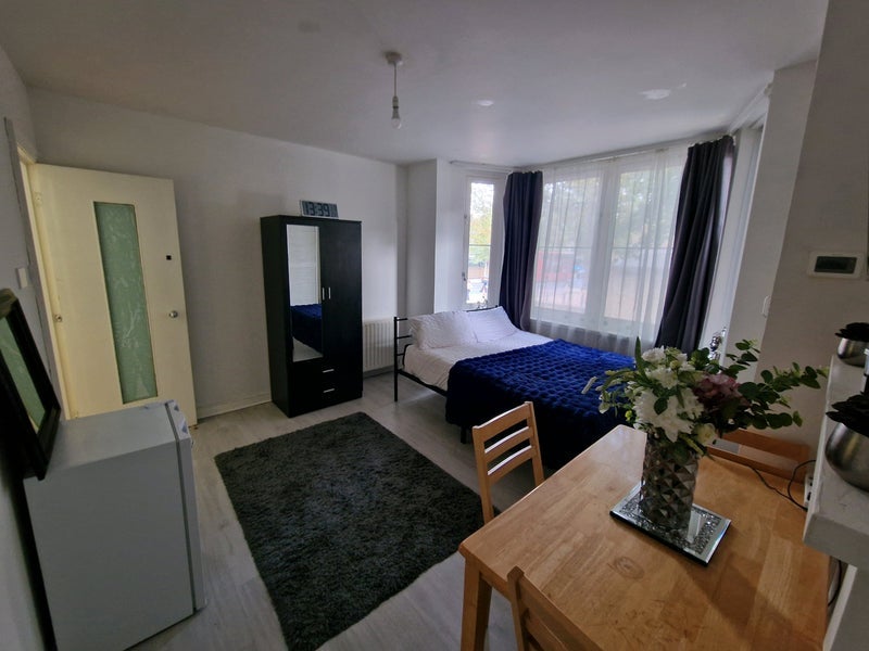 Room Bushey Hill Road in Greater London