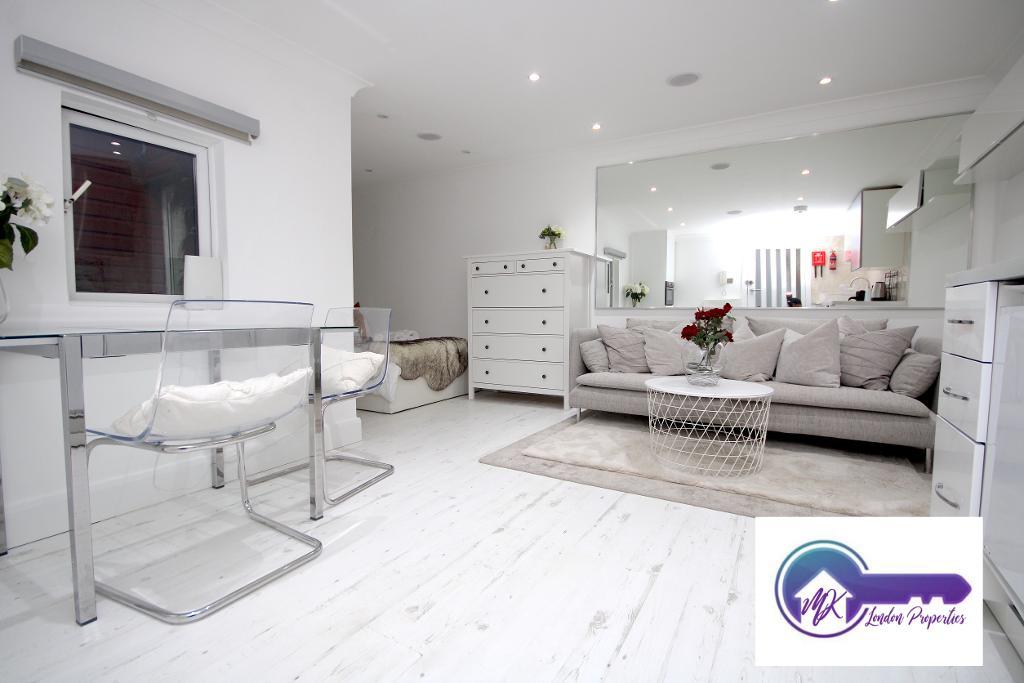 Flat Mortimer Crescent in Greater London