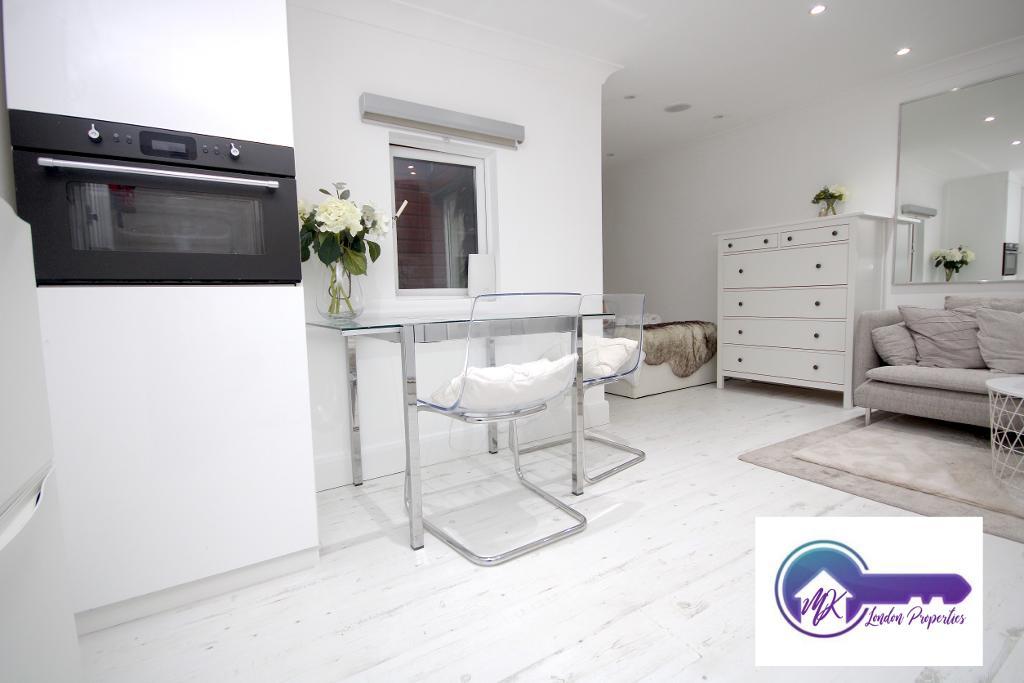 Flat Mortimer Crescent in Greater London