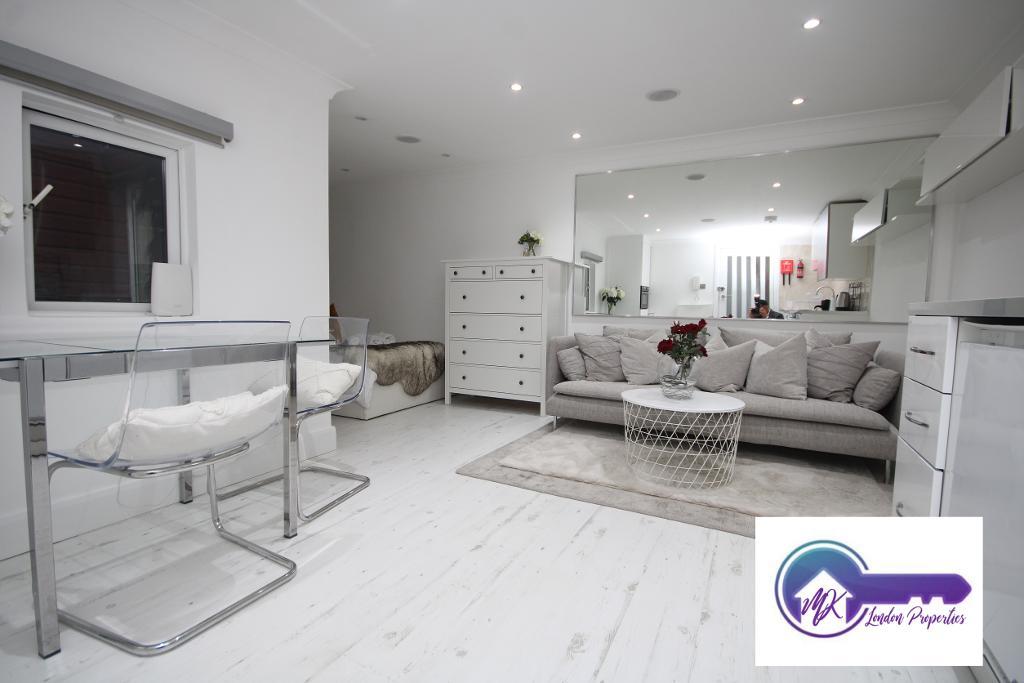 Flat Mortimer Crescent in Greater London