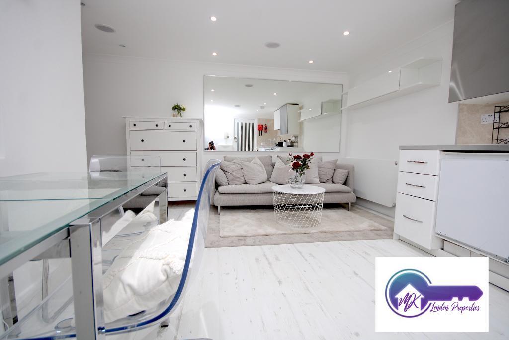 Flat Mortimer Crescent in Greater London