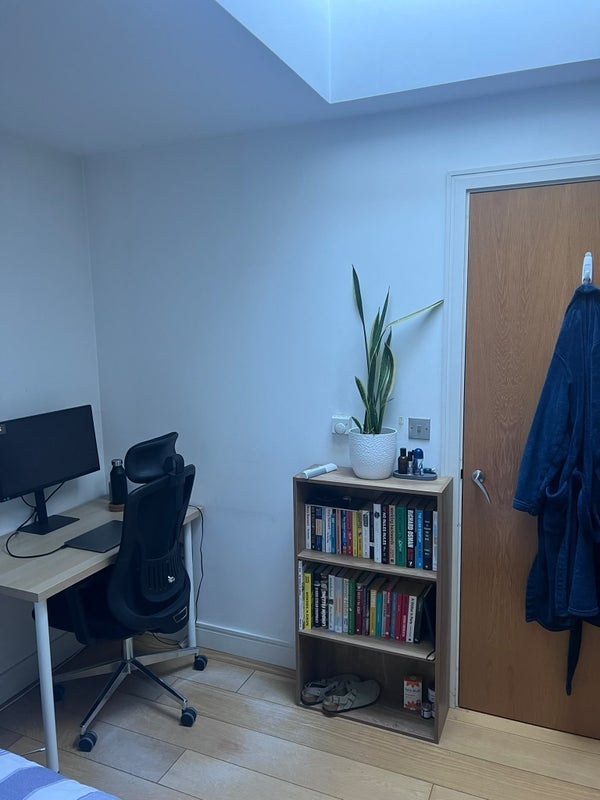 Room Kennington Park Road in Greater London