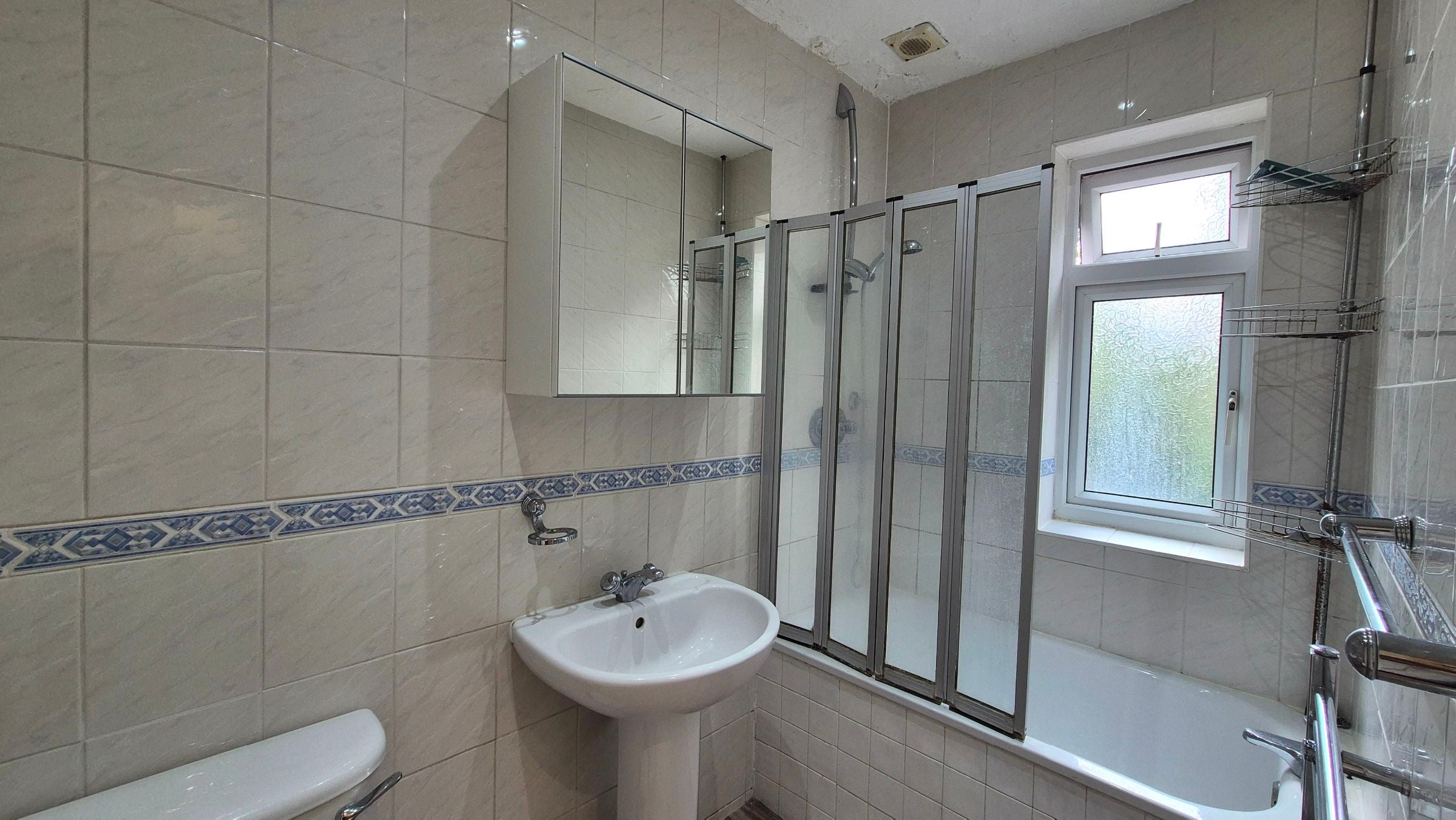 Flat Loring Road in London