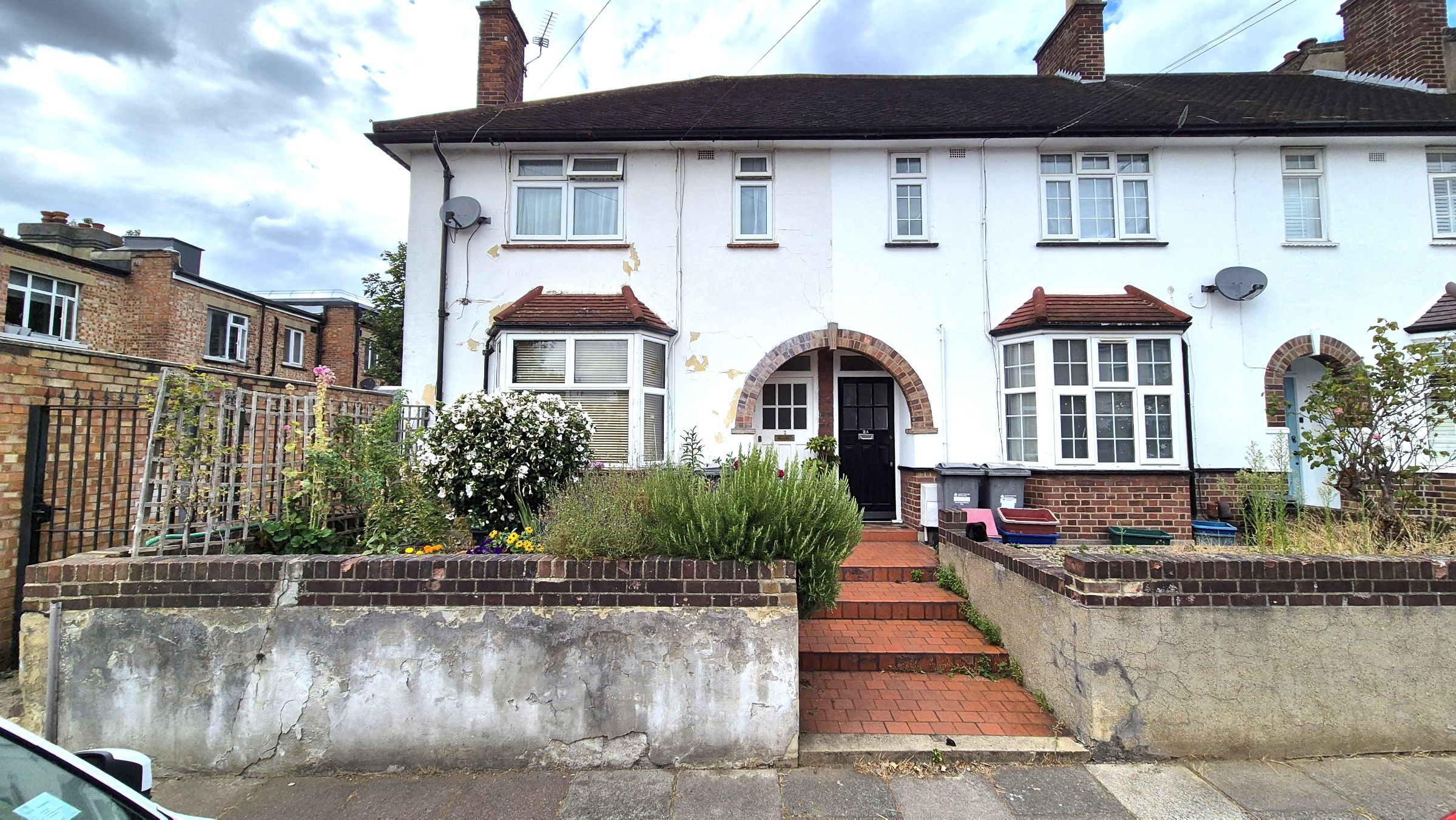 Flat Loring Road in London