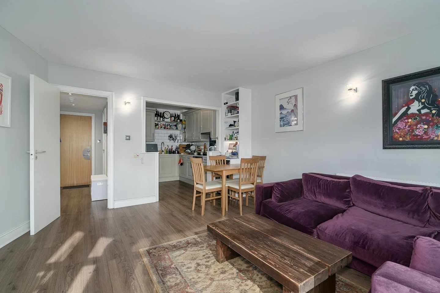Flat Westferry Road in Greater London